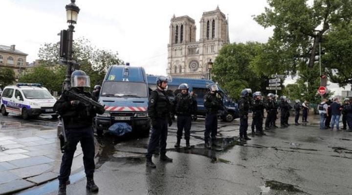 La Policía hirió a un atacante frente a Notre Dame