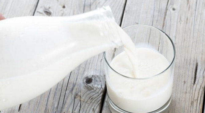Leche de vaca: siete beneficios de la “madre” de los lácteos