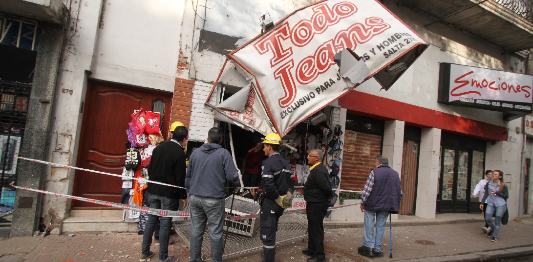 Un colectivo impactó contra un negocio del micro centro