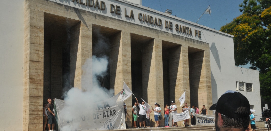Protesta de los empleados del Casino frente a la Municipalidad