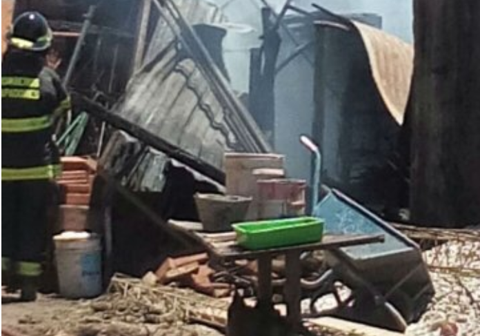 Voraz incendio en una vivienda precaria con pérdidas totales
