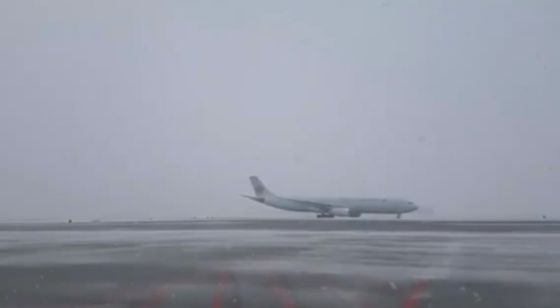 Retrasos en Barajas y 49 vuelos cancelados por el temporal de nieve