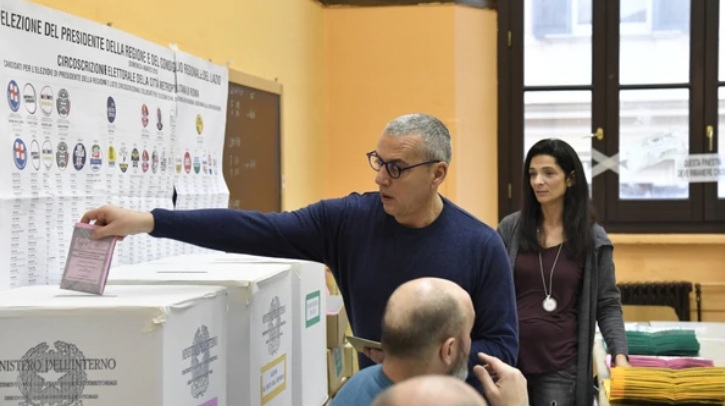 Italia empieza a votar en los comicios generales