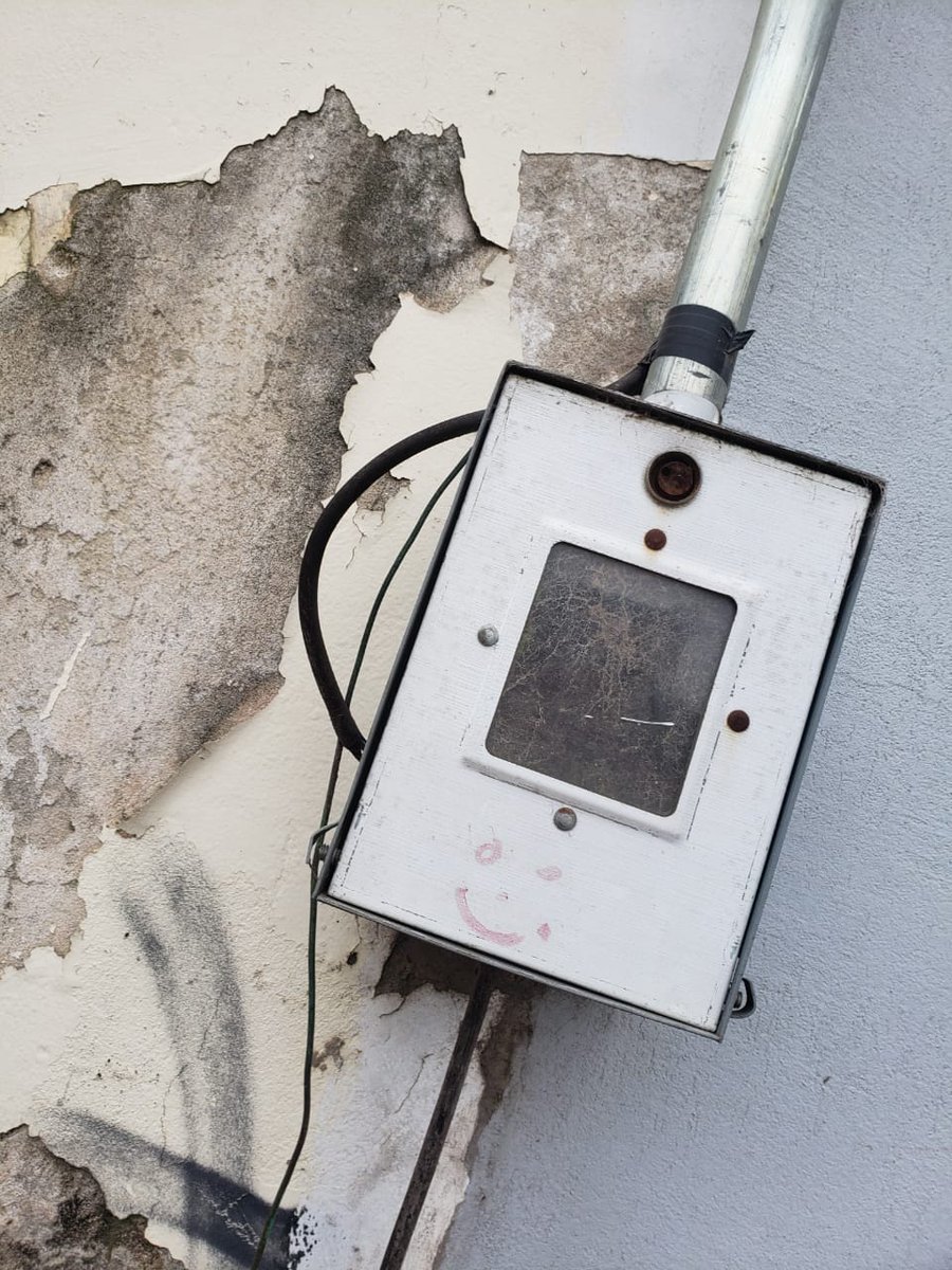 Detectaron una dependencia policial que estaría “colgada” de la luz