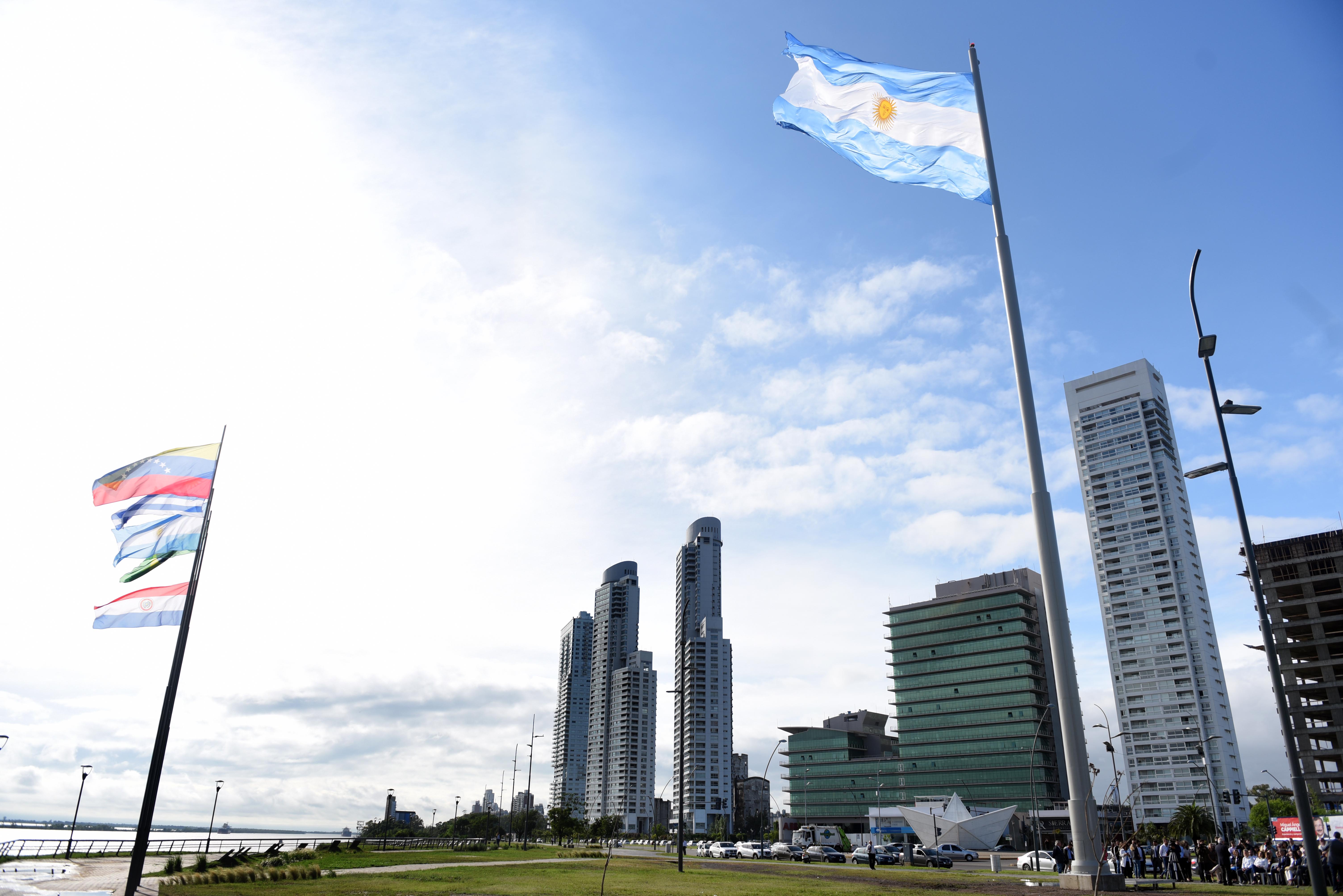 Rosario inauguró el primer mega mástil sobre la vera del río Paraná ...