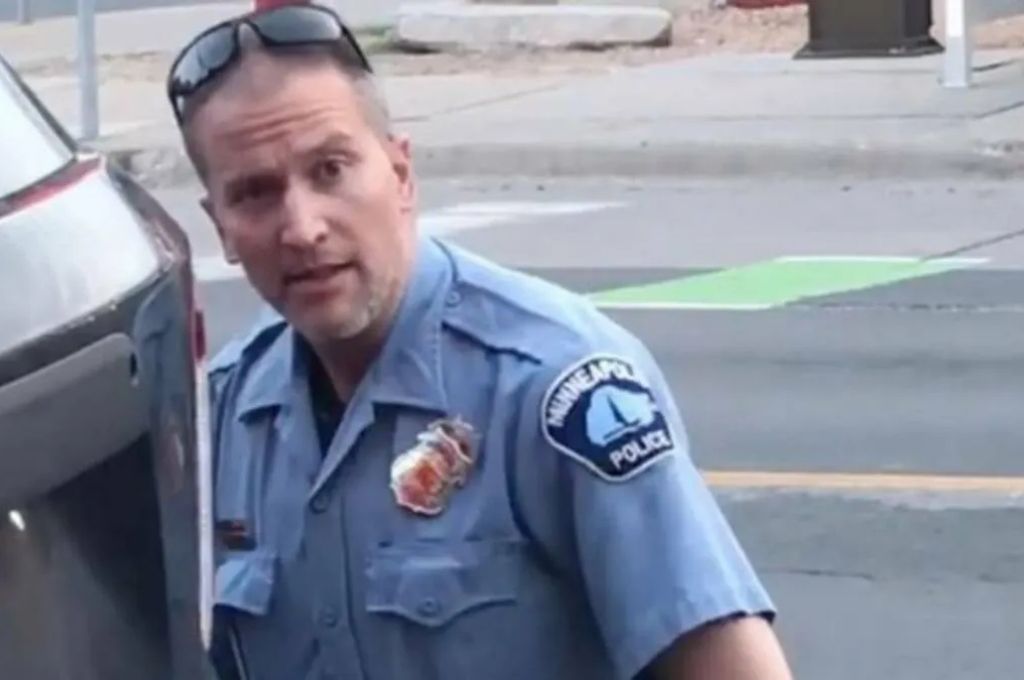 Detiene al policía acusado de matar a un afroamericano