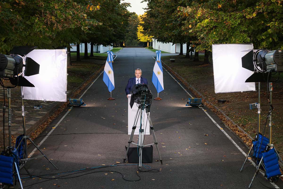 El presidente trato de “imbéciles” a los dirigentes de la oposición que criticaron las nuevas medidas