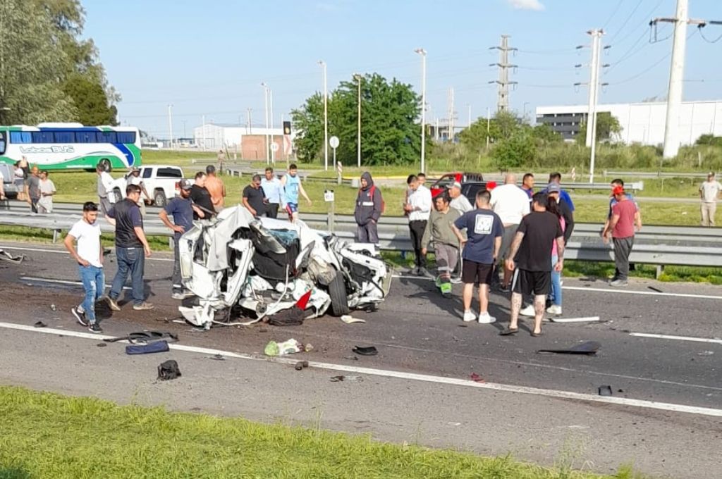 Impactante Choque Entre Un Auto Y Dos Camiones En La Autopista Ezeiza Ca Uelas Muri Una