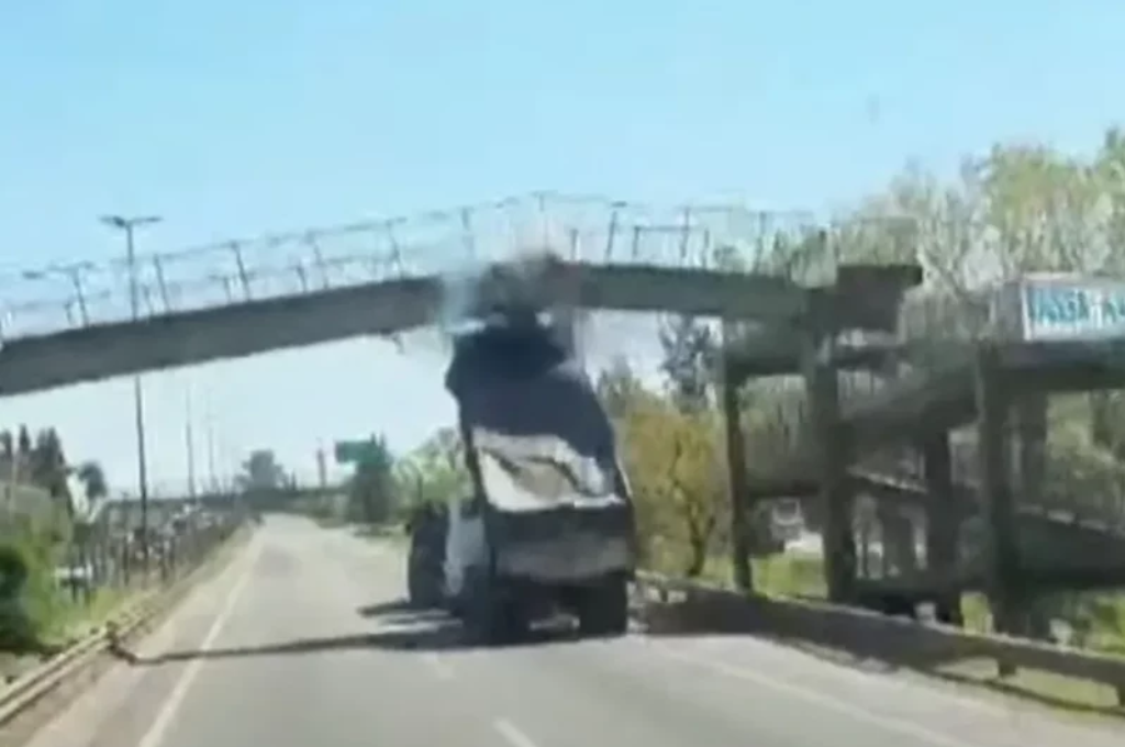 Video: un camión derribó un puente en la ruta 2 y provocó un caos en ...