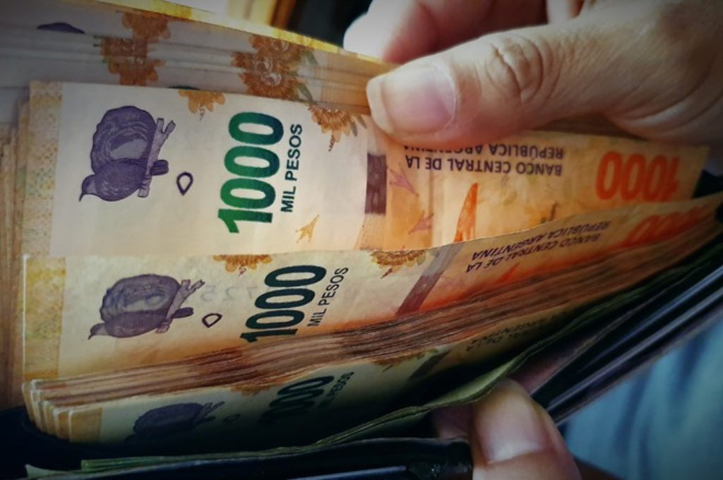 Parana encontro una billetera con mucho dinero y busca al dueno para devolversela Notife