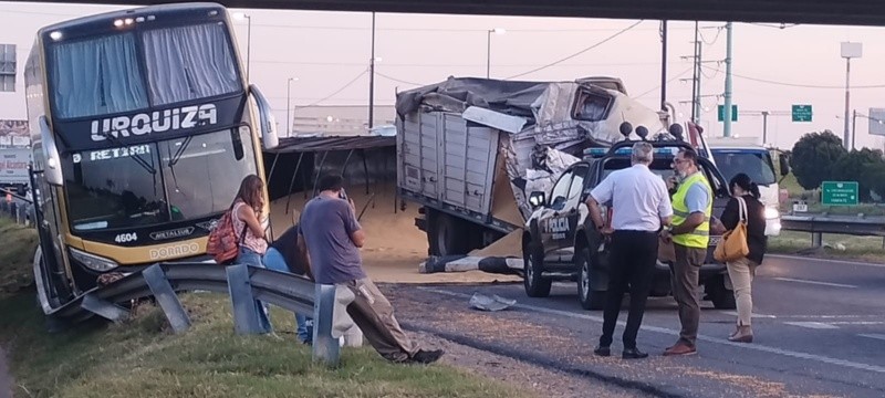 Impresionante choque entre un camión y un colectivo en la autopista ...