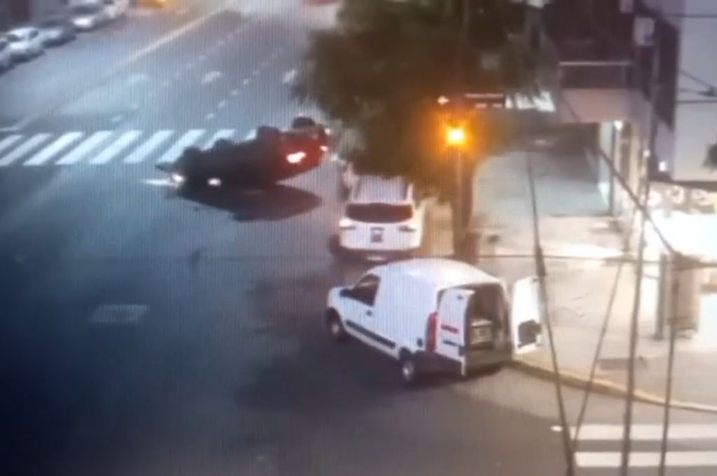 Video: manejaba borracho, chocó y volcó con su auto en Colegiales – Notife