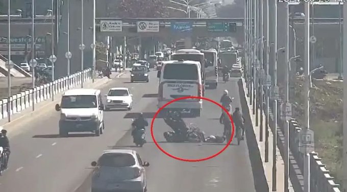 El ciclista, que sufrió lesiones debido al impacto, fue trasladado en ambulancia.