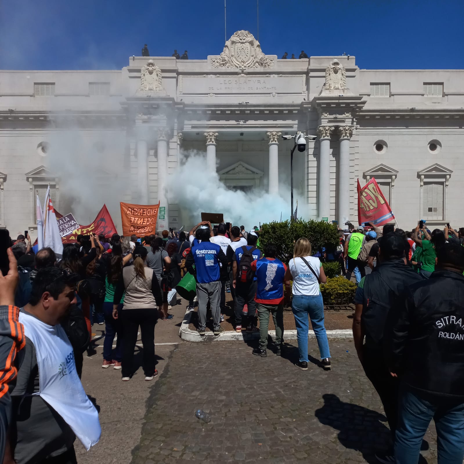 En medio de disturbios y enfrentamientos, se aprobó la ley de reforma previsional en la Legislatura santafesina