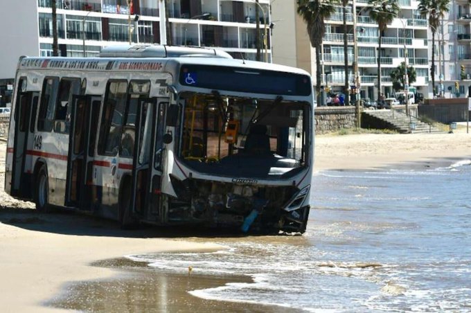 Un colectivo perdió el control y terminó en la playa Pocitos de Montevideo: 15 personas resultaron heridas