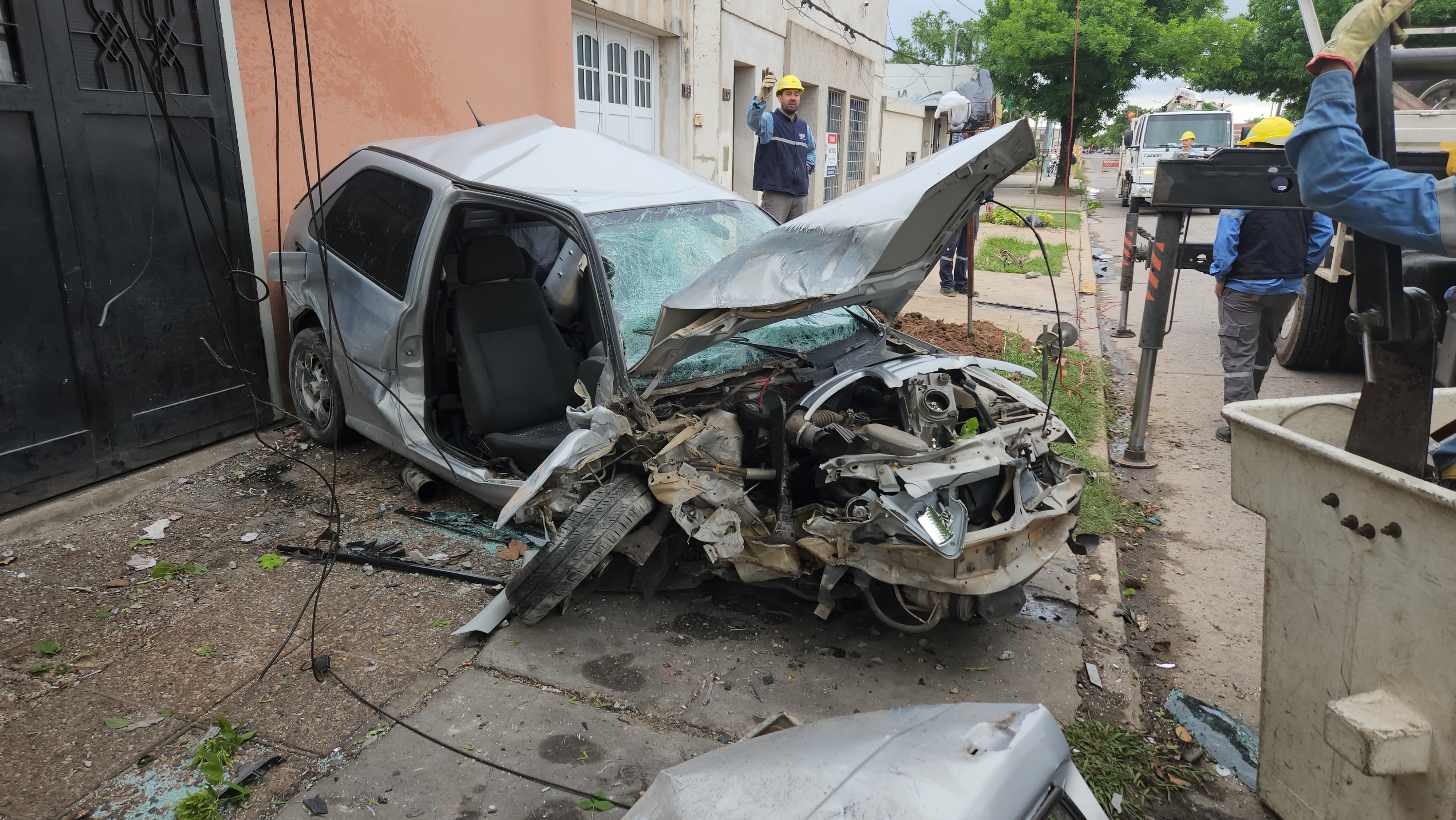 Así quedó el Volkswagen Gol tras impactar contra un poste del tendido de energía eléctrica. Foto:  Martín González