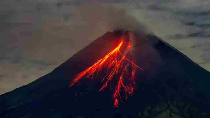 Erupción del volcán Lewotobi en Indonesia