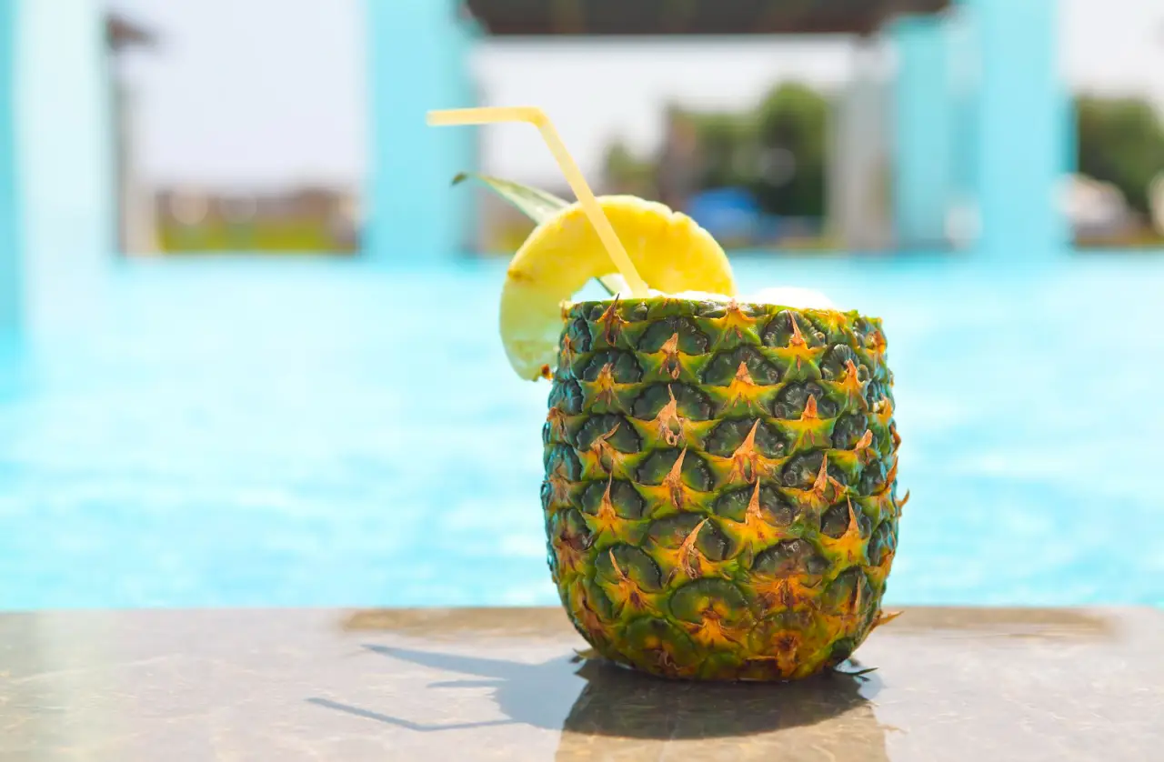Al menos siete turistas terminaron hospitalizados luego de beber piña ...