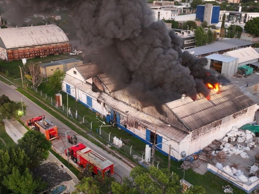 Impactante incendio en un depósito de la zona este – Notife