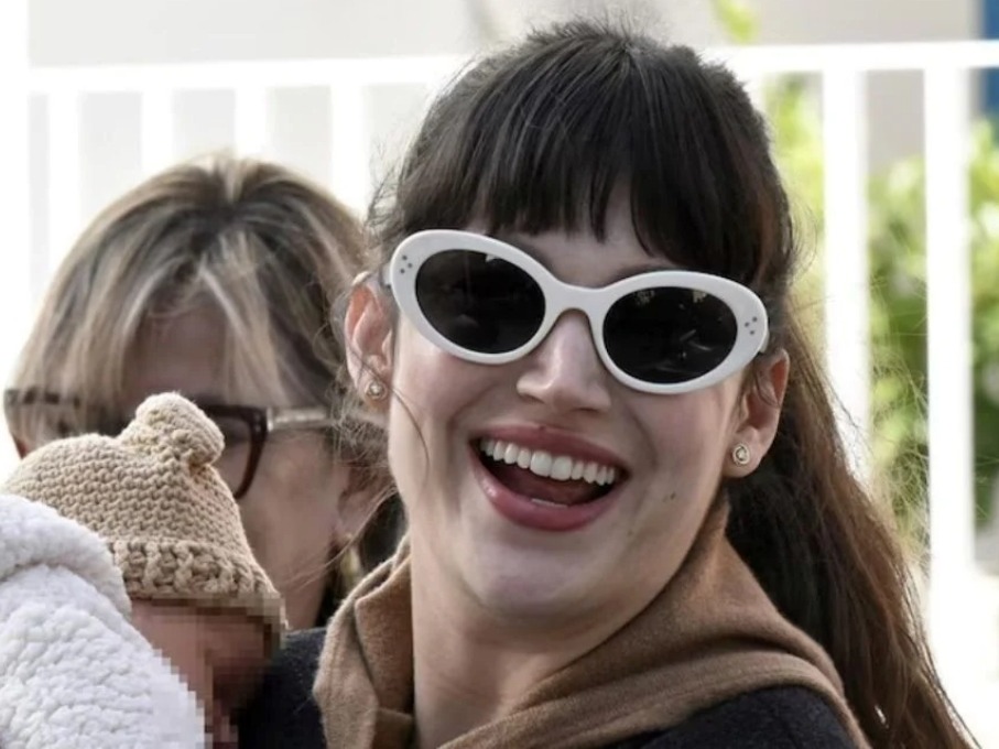 Úrsula Corberó mostró su nueva vida de mamá en un paseo con su bebé