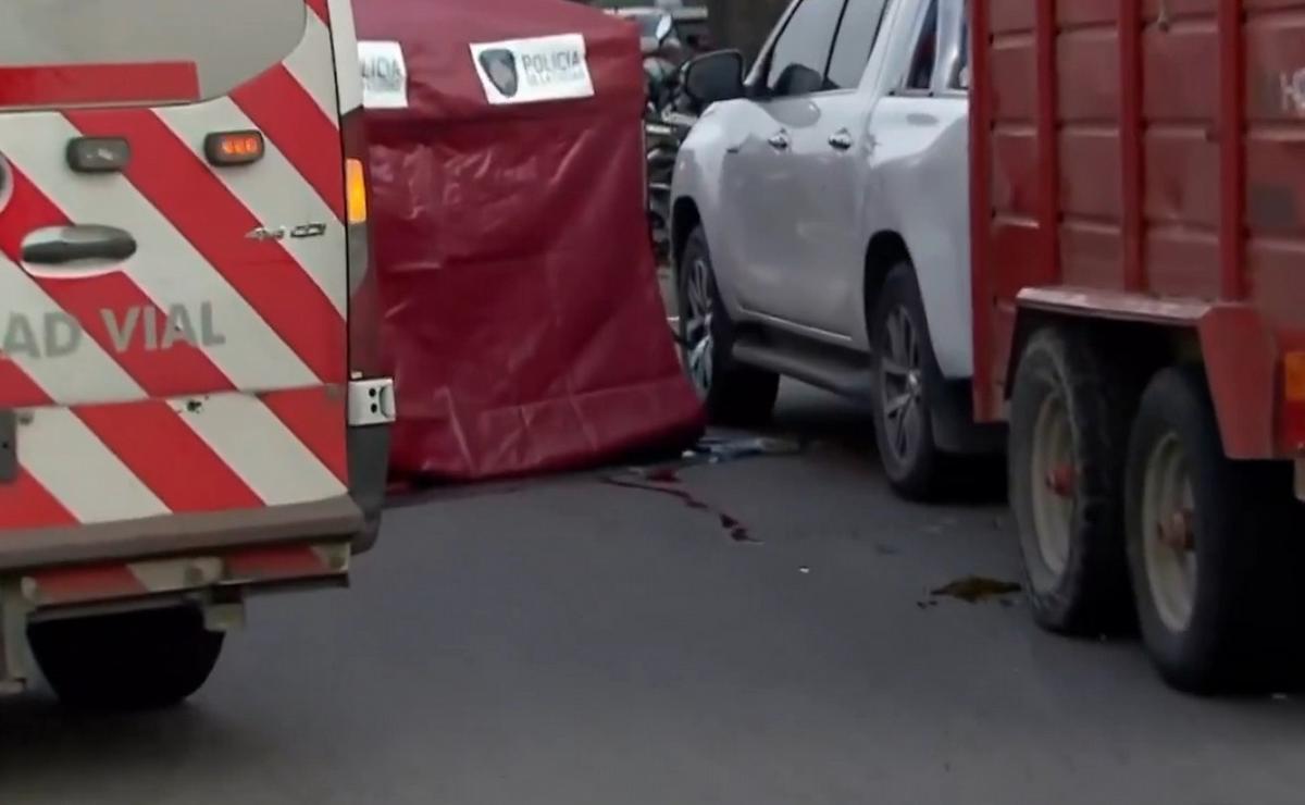 Se bajó por un problema mecánico en plena autopista, lo atropellaron y murió: el conductor está prófugo