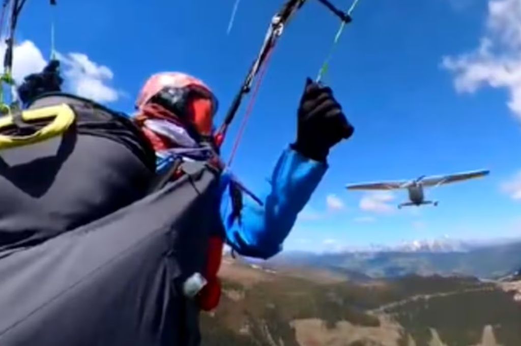 Impactante: una mujer que practicaba parapente chocó con una avioneta en los Alpes austríacos