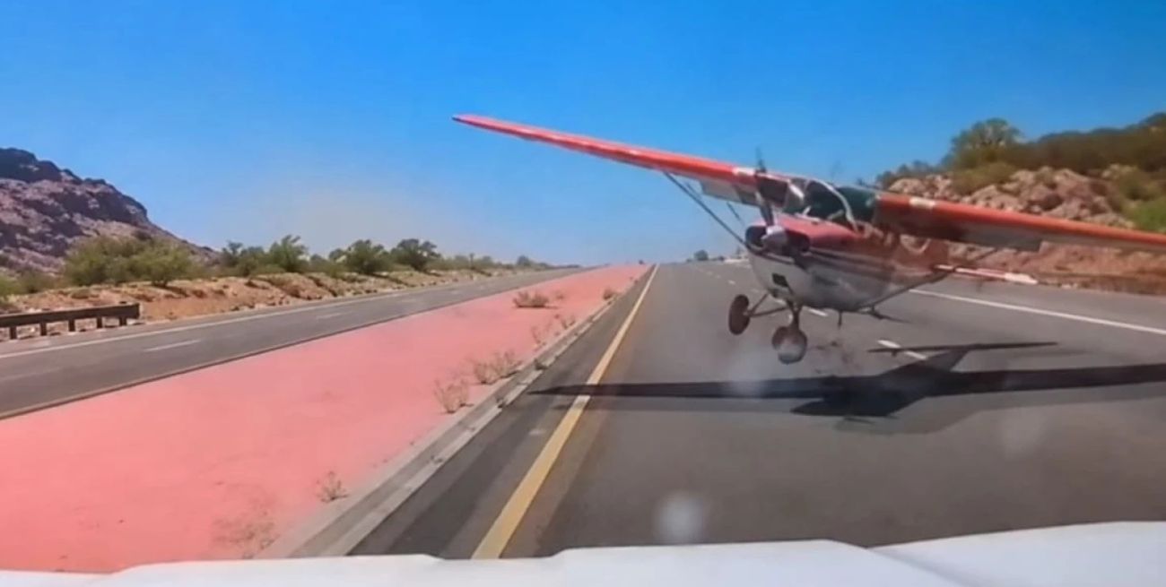 Arizona: una avioneta aterrizó de emergencia sobre una autopista y casi impacta contra un auto