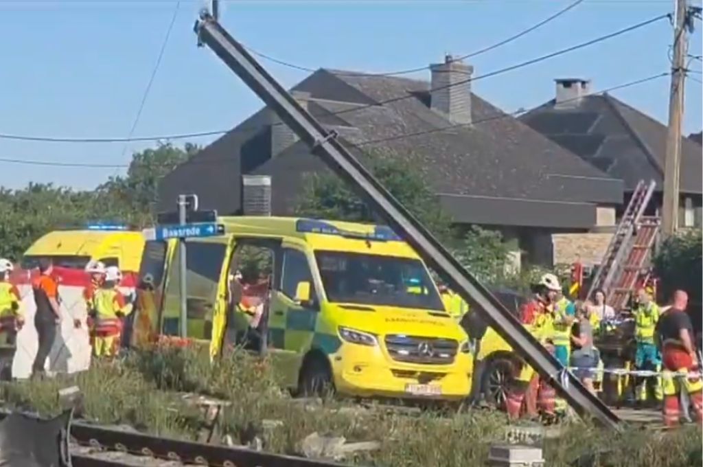 Tragedia en Bélgica: al menos cuatro muertos tras chocar un tren contra un micro escolar