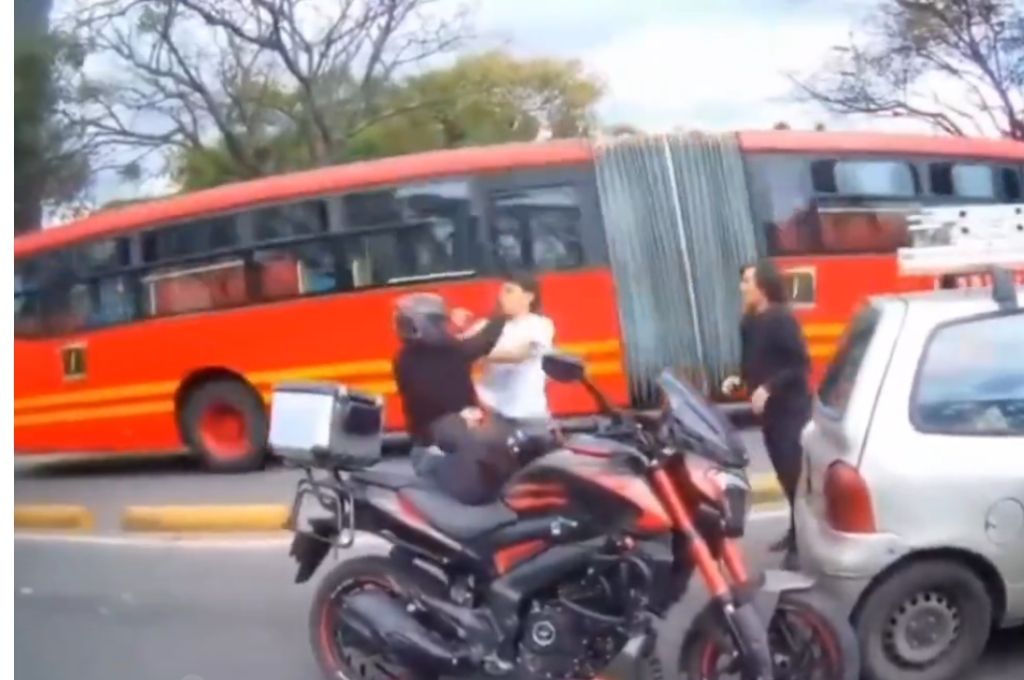 Feroz pelea entre un motociclista y un automovilista en una autopista de Bogotá