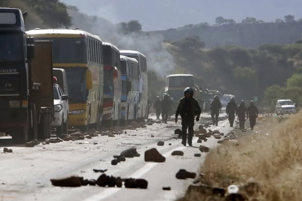 Crisis en Bolivia: la Policía desalojó rutas bloqueadas en medio de violentos enfrentamientos