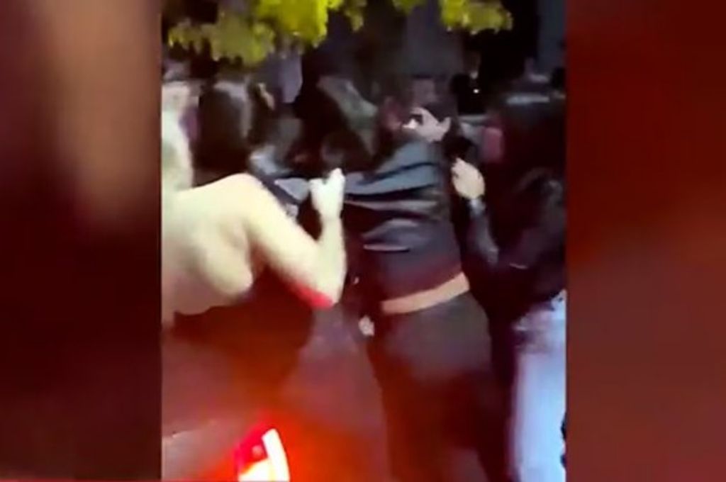Cinco mujeres tiraron al piso y golpearon a una joven a la salida de un boliche de Las Flores