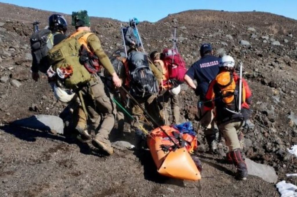 Una mujer escalaba con amigos el volcán Llaima, perdió el equilibrio, cayó desde unos 600 metros y murió