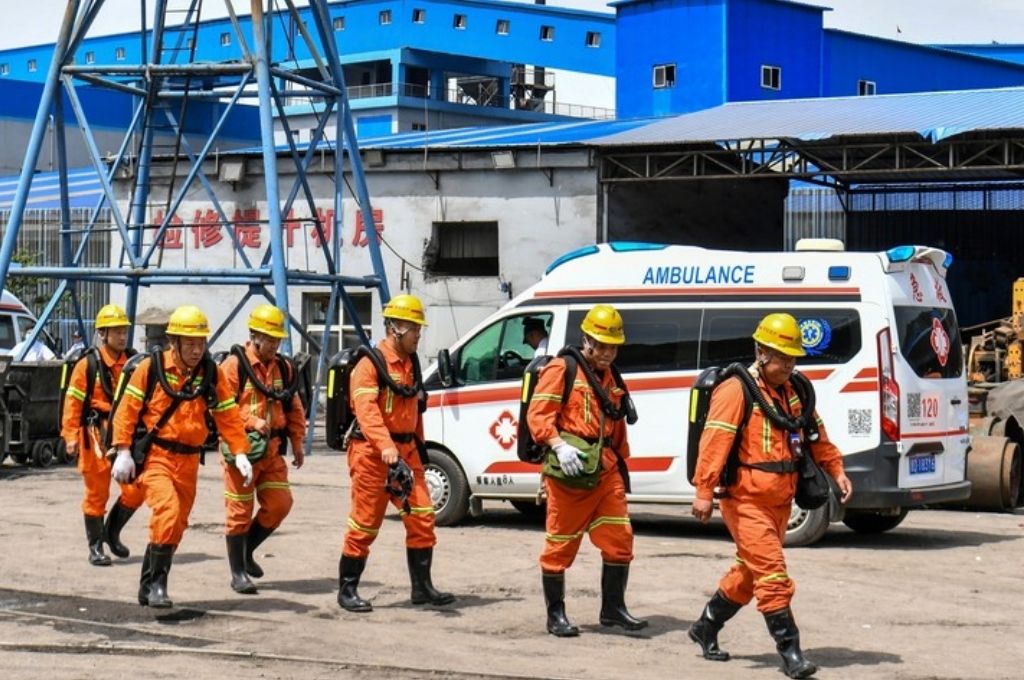 China: al menos 82 muertos y dos desaparecidos tras una explosión en una mina de carbón
