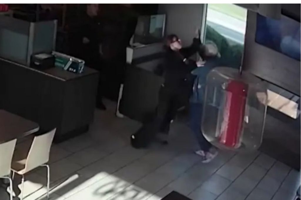 Conmoción en Indiana: una mujer de 75 años murió tras discutir con la empleada de una cafetería