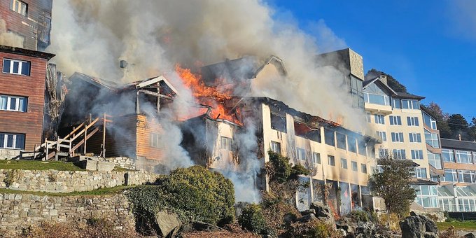 Un feroz incendio afectó al Hotel Huemul de Bariloche y obligó a evacuar a huéspedes y trabajadores