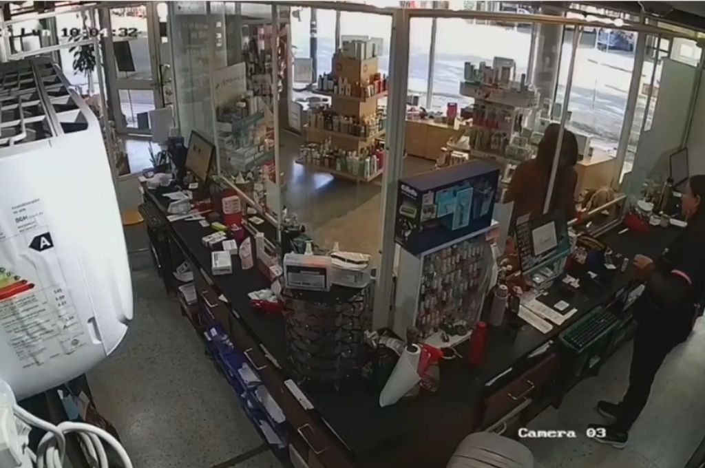 La Plata: una mujer discutió con la empleada de una farmacia, destrozó la vidriera y huyó