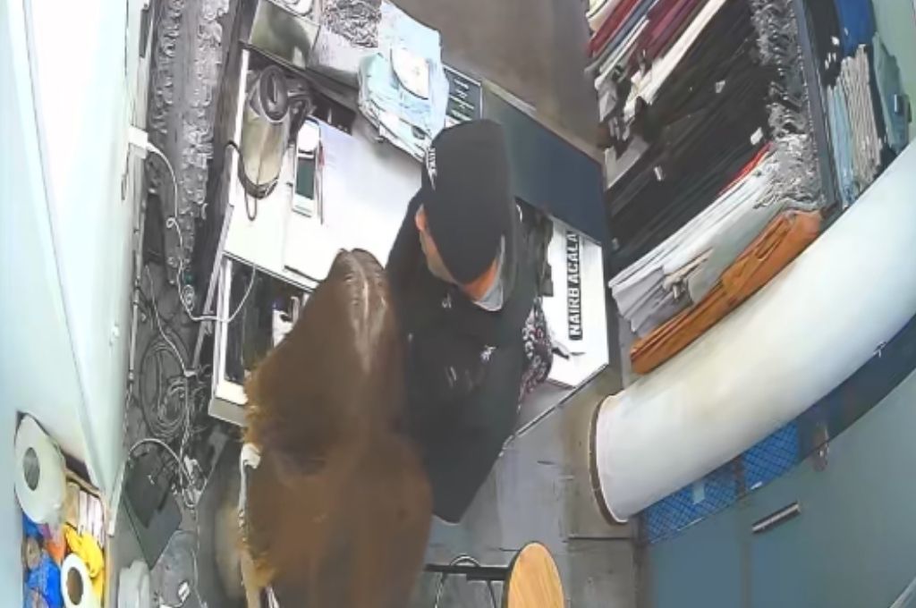 Sacá todo o te mato: se hizo pasar por cliente, amenazó a la empleada y se robó la recaudación