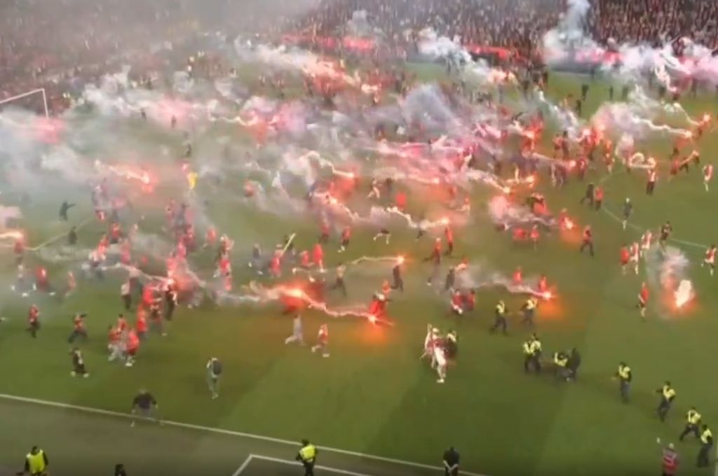 Los aficionados del Slavia invadieron con bengalas la cancha y atacaron a la hinchada rival en República Checa