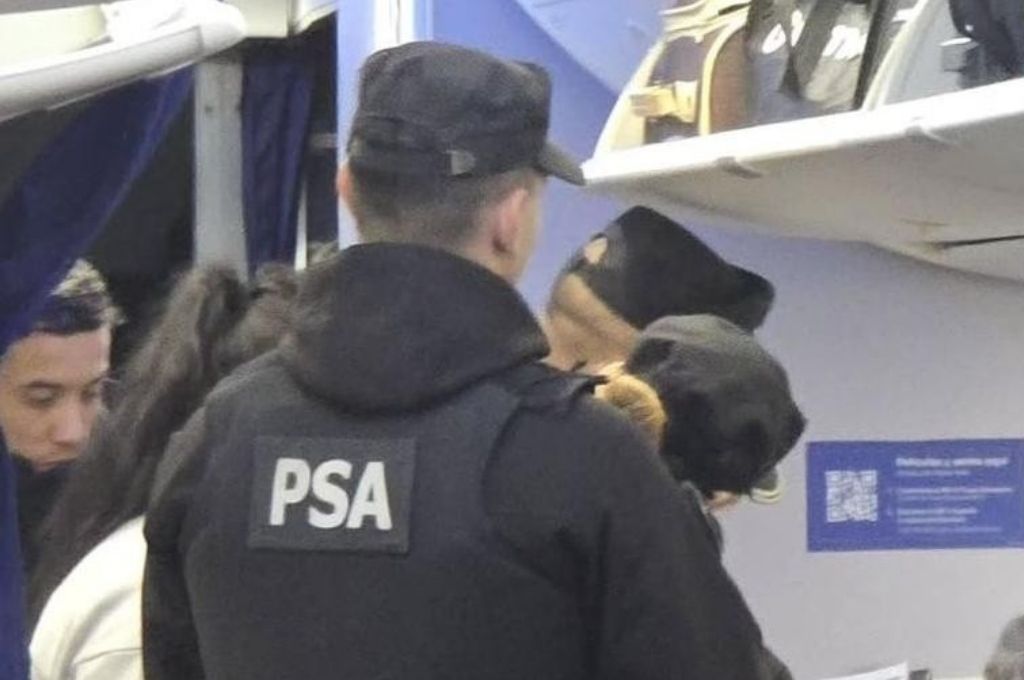 Escándalo: detuvieron en el aeropuerto de Rosario a una pareja acusada de tener sexo en pleno vuelo