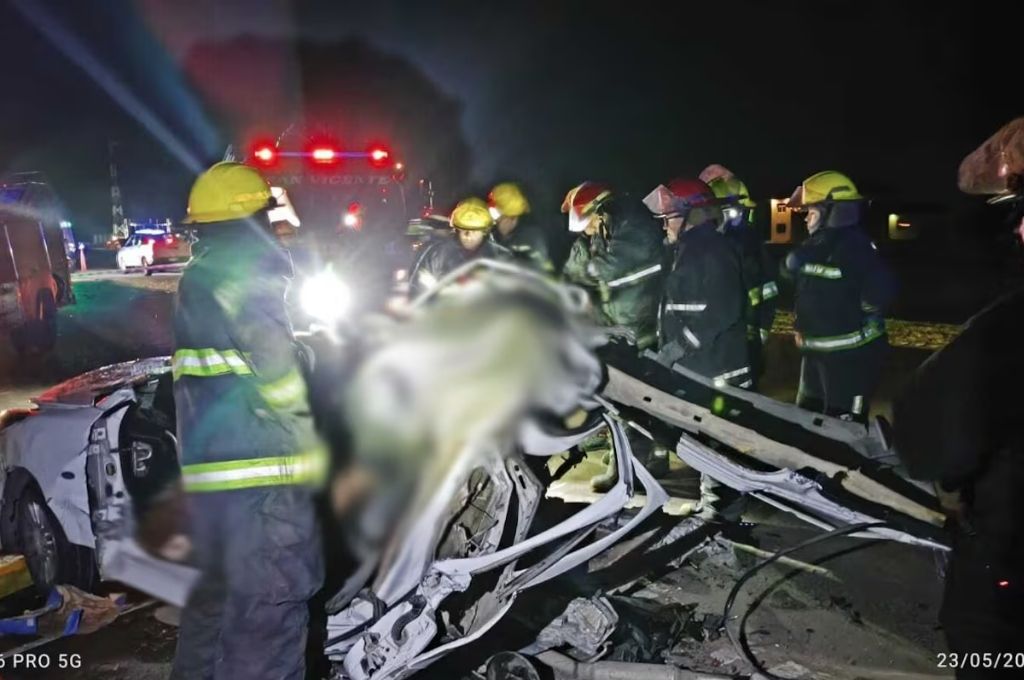 Accidente fatal en ruta 6, altura San Vicente: tres adultos y dos nenes muertos tras chocar un auto y una camioneta