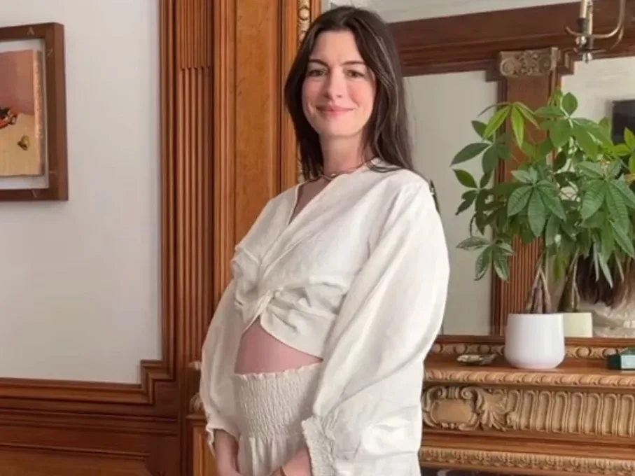 Anne Hathaway sorprendió al mundo y anunció que está embarazada de su tercer hijo a los 43 años