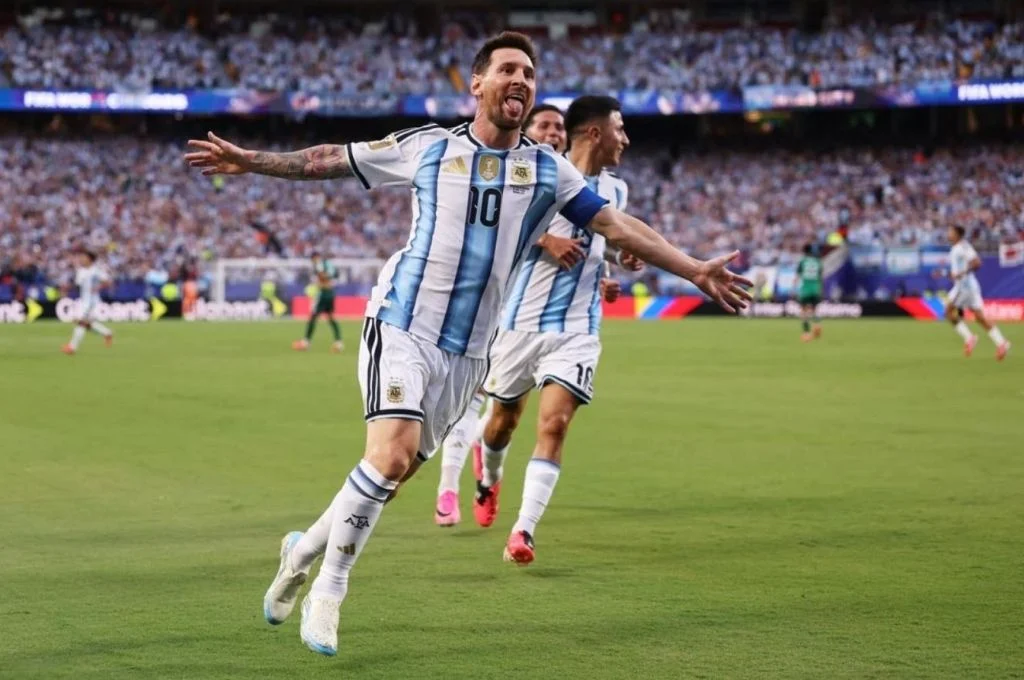 Con un triplete de Messi, la Selección Argentina le ganó a Argelia