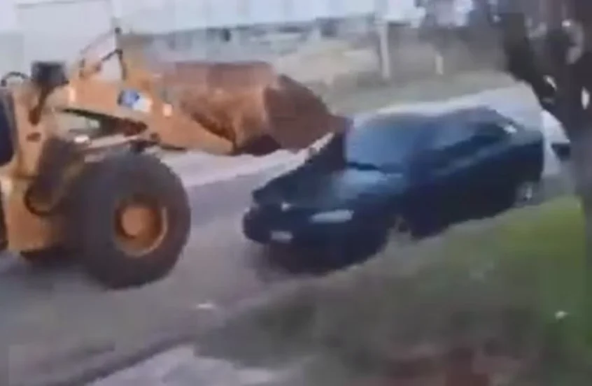 Tras el partido de Argentina, salió a festejar manejando una retroexcavadora borracho y chocó siete autos