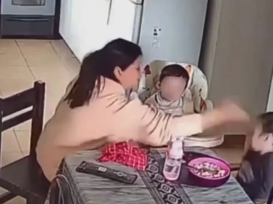 Córdoba: miró las cámaras de seguridad de su casa en la pausa del trabajo y vio cómo la niñera le pegaba a su hija