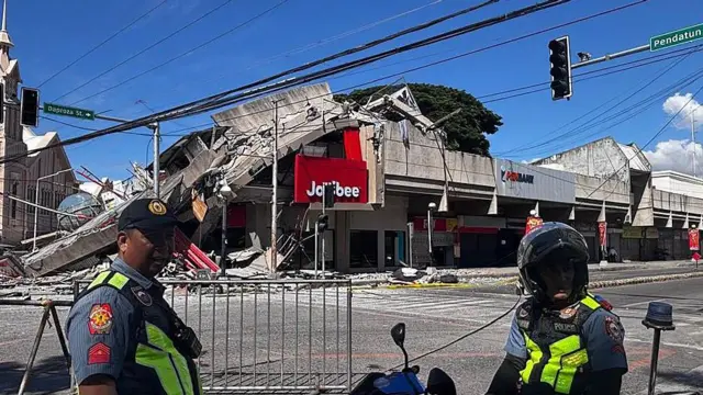 Un potente terremoto de 7,8 golpeó Filipinas y generó advertencias de tsunami en el Pacífico