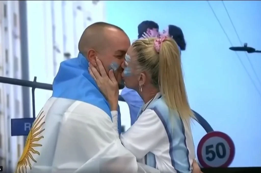 Gran Hermano: Emanuel y Mariela a los besos mientras esperaban el debut de la Selección Argentina