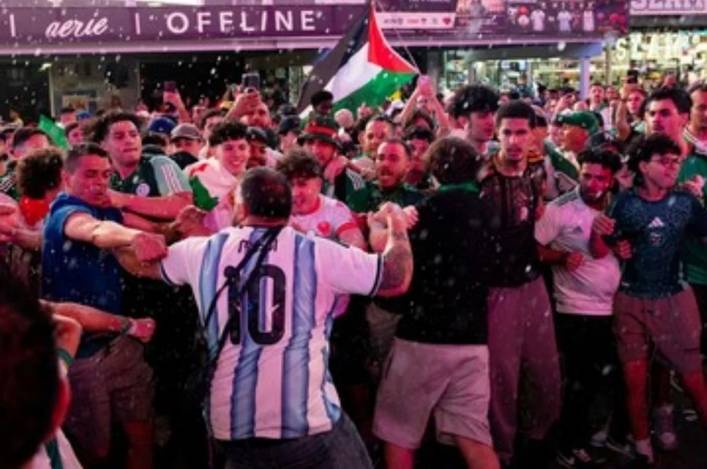 Hinchas de argentinos a las piñas durante el banderazo en el Times Square y Argelia de Nueva York