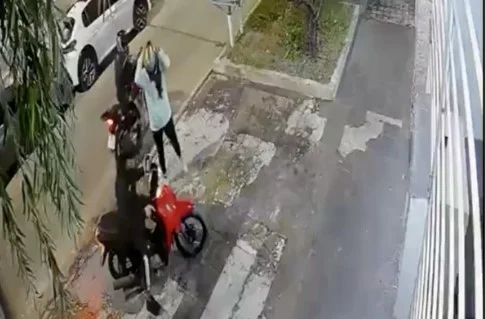 Intentaron robarle la moto, pero un dispositivo eléctrico frustró el asalto en segundos