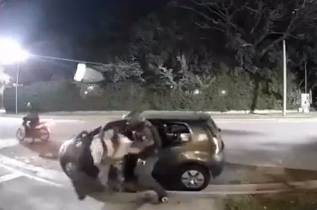 Llevate todo: motochorros le robaron a una mujer cuando dejaba a su hijo y a un amigo en una casa