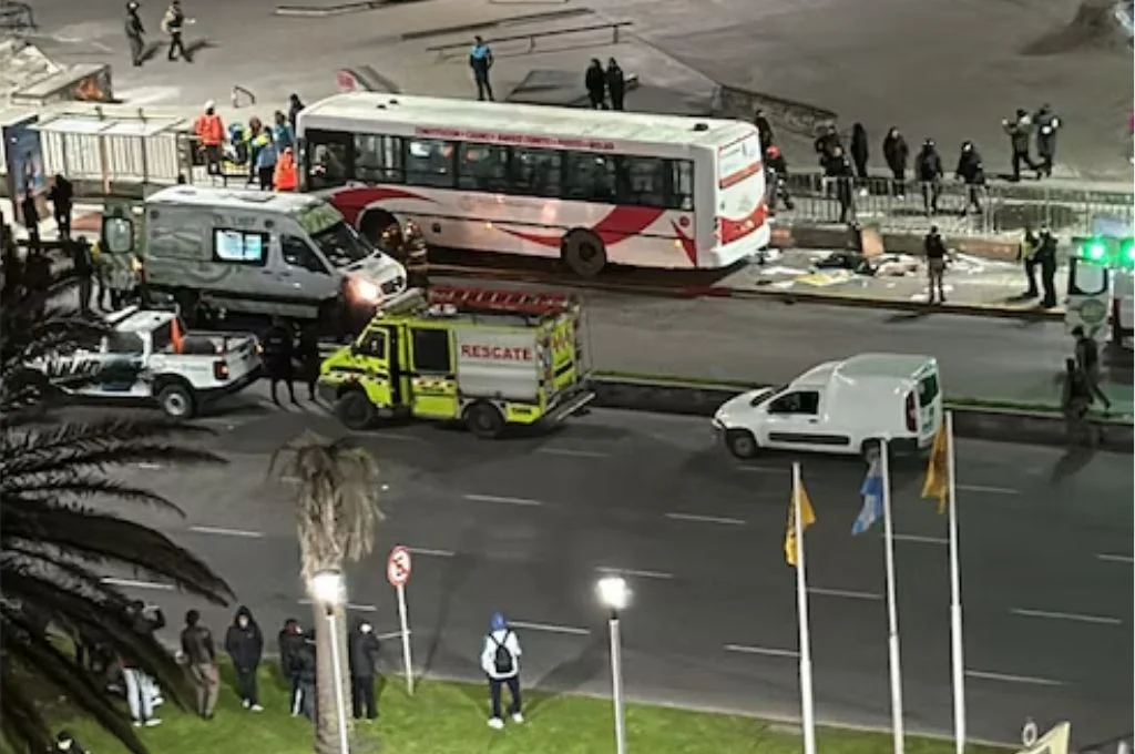 Mar del Plata: perdió el control del colectivo, atropelló a varias personas y mató a una mujer